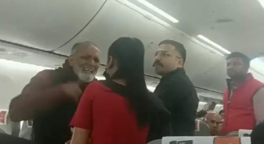 Spicejet Flight: दिल्ली-हैदराबाद फ्लाइट में एयरहोस्टेस से बदसलूकी करने पर आरोपी गिरफ्तार