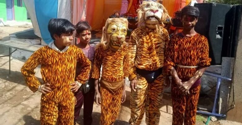 Unique tradition of Bundelkhand, lion dance in front of idol to please Maa Durga during Navratri