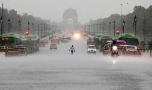 पश्चिमी विक्षोभ और चक्रवात के प्रभाव से दिल्ली और राष्ट्रीय राजधानी क्षेत्र, पश्चिमी उत्तर प्रदेश, हरियाणा और पंजाब के कुछ इलाकों में रविवार को तेज हवा के साथ बारिश हुई और ओले भी गिरे। भारतीय मौसम विज्ञान विभाग (आईएमडी) के अनुसार, अगले कुछ दिनों तक देश के विभिन्न भागों में हल्की से तेज बारिश होगी। ओले भी गिरेंगे। इससे तापमान में कमी रहेगी। पांच-छह दिनों तक मौसम ऐसे ही सुहावना बना रहेगा, उसके बाद कुछ गर्मी बढ़नी शुरू होगी। दिल्ली और एनसीआर में सोमवार को भी हल्की बारिश की संभावना है। मौसम विभाग ने सोमवार के लिए ऑरेंज अलर्ट जारी किया है। दिल्ली में रविवार को हुई 3.7 एमएम बारिश से अधिकतम तापमान सामान्य से तीन डिग्री कम दर्ज किया गया। हालांकि शनिवार से अधिक रहा। प्रादेशिक मौसम विज्ञान केंद्र, नई दिल्ली के अनुसार रविवार को दिल्ली का अधिकतम तापमान 28 डिग्री दर्ज किया जो सामान्य से तीन डिग्री कम है। वहीं न्यूनतम तापमान 15.4 डिग्री रहा जो सामान्य से एक डिग्री कम है। दिल्ली में सुबह साढ़े आठ बजे तक 2.9 एमएम बारिश दर्ज हुई। वहीं शाम को साढे पांच बजे तक 0.8 एमएम बारिश हुई। दिल्ली में सबसे ज्यादा बारिश आया नगर में दर्ज हुई। वहीं एनसीआर के गुरुग्राम में सुबह साढ़े आठ बजे तक 39.5 एमएम बारिश दर्ज हुई। केंद्र के अनुसार सोमवार को सुबह के समय बादल छाए रहेंगे। दिन में हल्की बारिश हो सकती है। साथ ही 30 से 40 किमी की गति से तेज हवा चल सकती है। पकी फसल को तुरंत सुरक्षित रखें मौसम विभाग ने यूपी, उत्तराखंड, पंजाब, हरियाणा समेत कई राज्यों के किसानों को अभी फसलों की कटाई टालने की सलाह दी है। राजस्थान के किसानों से सरसों, चना, गेहूं और जीरा की पकी हुई फसल को जल्द से जल्द कटाई और गुड़ाई कर सुरक्षित जगह पर रखने को कहा है। यूपी के इन जिलों में आज ओलावृष्टि को लेकर ऑरेंज अलर्ट जारी मौसम विज्ञान केंद्र ने लखनऊ, सीतापुर, रायबरेली, बाराबंकी, सुल्तानपुर, आगरा, अंबेडकरनगर, अमेठी, अयोध्या, गोंडा, बांदा, बरेली, चित्रकूट, औरैया, एटा, इटावा, फर्रुखाबाद, फतेहपुर, फिरोजाबाद, हरदोई, कन्नौज, कानपुर देहात, कानपुर नगर, कासगंज, कौशांबी, मैनपुरी, मिर्जापुर, पीलीभीत, प्रतापगढ़, प्रयागराज, संभल, शाहजहांपुर, सोनभद्र, उन्नाव में ओलावृष्टि को लेकर अलर्ट जारी किया है। जबकि प्रदेश के लगभग सभी जिलों के लिए मौसम विभाग की ओर से सोमवार को गरज-चमक के साथ धूल भरे तेज अंधड़ों को लेकर अलर्ट जारी किया गया है।