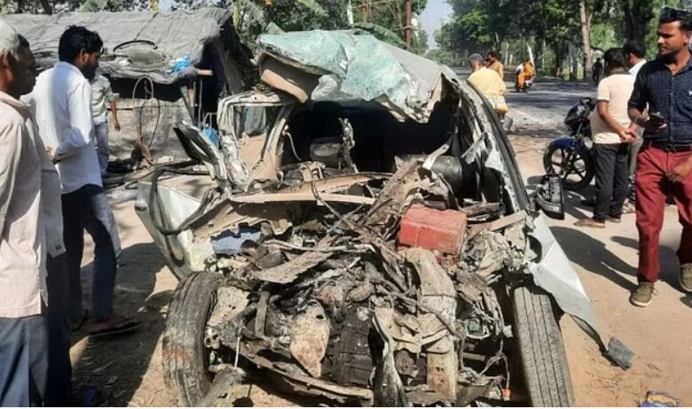 Balrampur: Six people of the same family died in a painful road accident, the car was going from Uttarakhand to Deoria